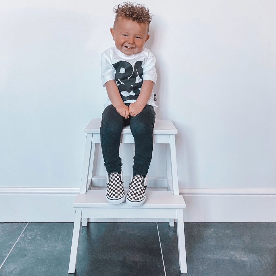 tshirt_cotone_girocollo_bambino_indossata tshirt_cotone_girocollo_bambino_indossata