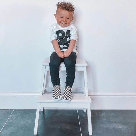 tshirt_cotone_girocollo_bambino_indossata tshirt_cotone_girocollo_bambino_indossata
