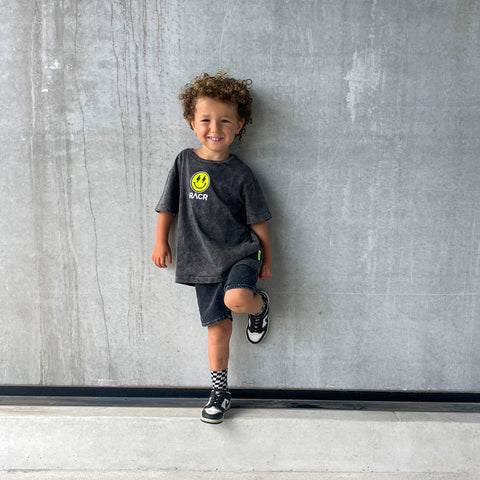 tshirt_cotone_girocollo_bambino_indossata tshirt_cotone_girocollo_bambino_indossata