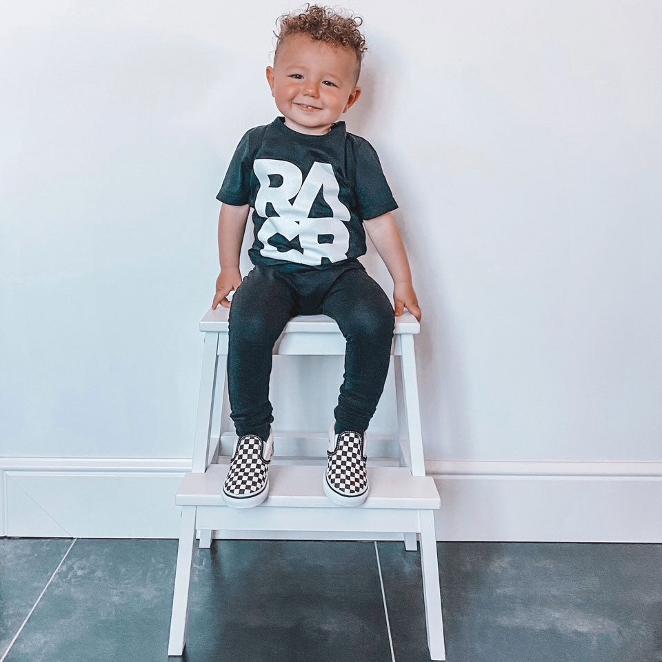 tshirt_cotone_girocollo_bambino_indossata tshirt_cotone_girocollo_bambino_indossata
