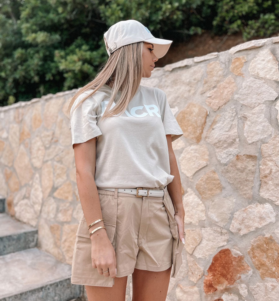 maglia beige indossata